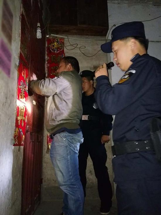 扬州粗心妈妈误将幼女锁家中 