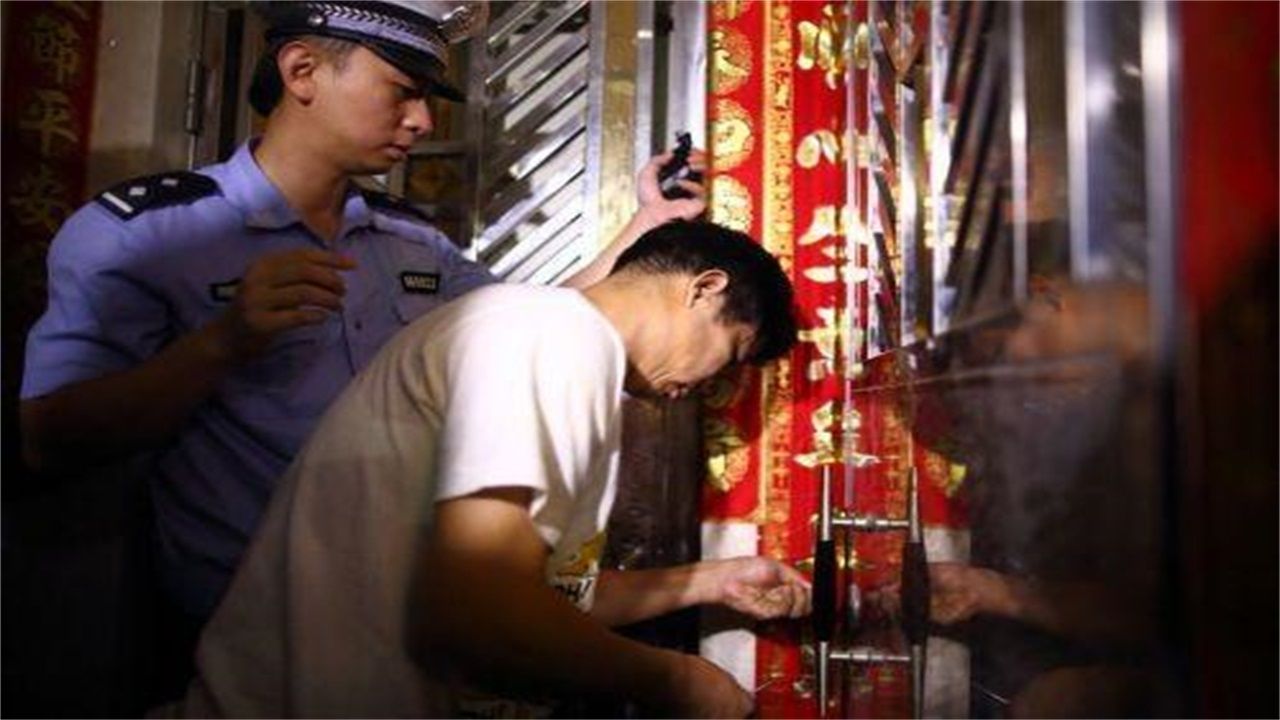 扬州请开锁师傅开了锁后，师傅